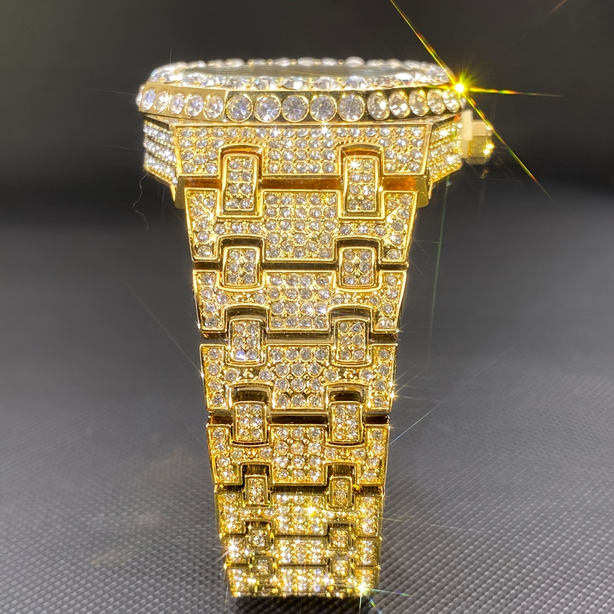 Klocka Magnus (herrklocka i guldfärg med strass & datumvisning)