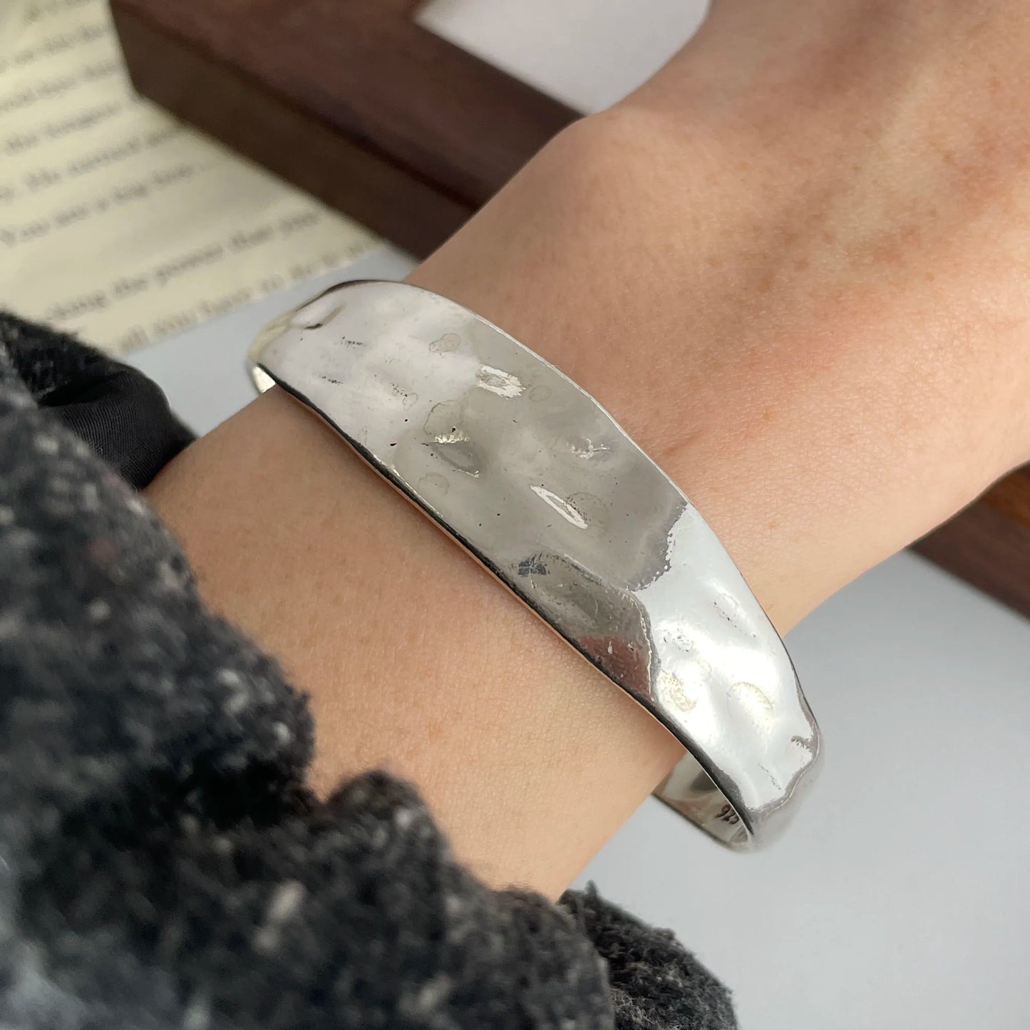 Armband Alma (brett armband i lagerdesign med stjärnor & hänge)