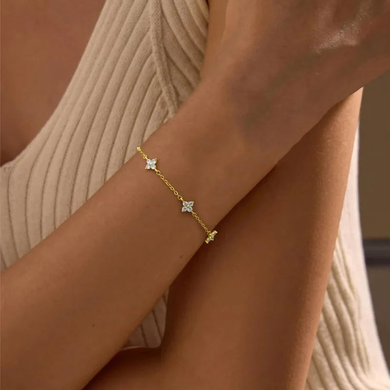 Armband Linn (fyrklöver-armband i guldfärg med zirkoner)