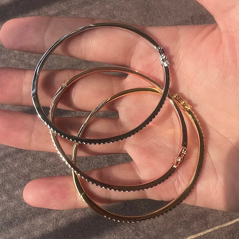 Armband Maja (bangle i roséfärg med nitar – stilren design)