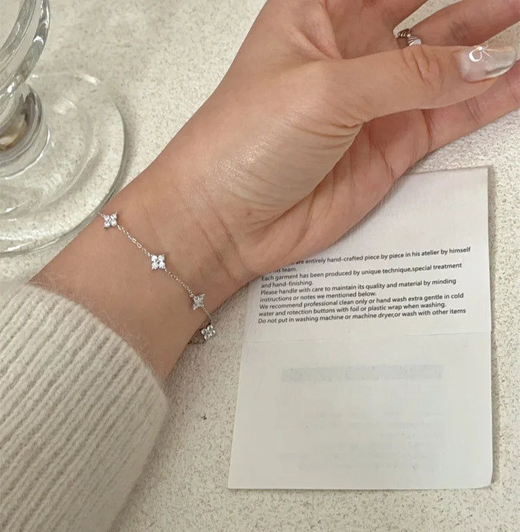 Armband Linn (fyrklöver-armband i guldfärg med zirkoner)