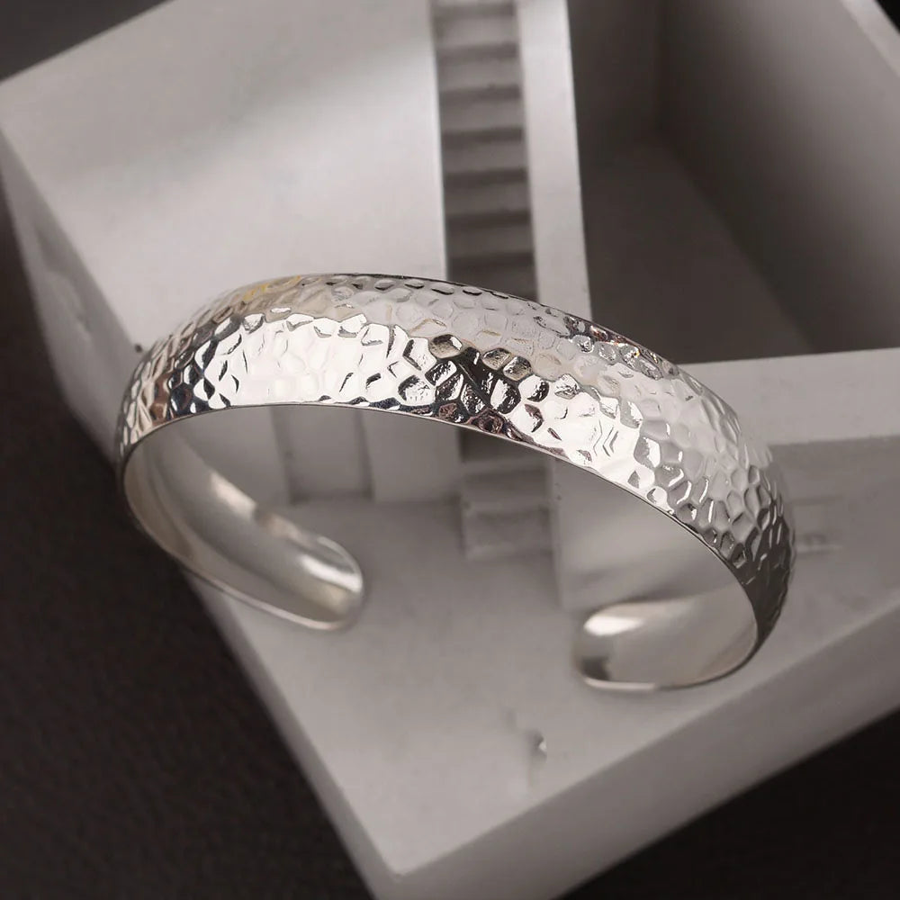 Armband Alma (brett armband i lagerdesign med stjärnor & hänge)