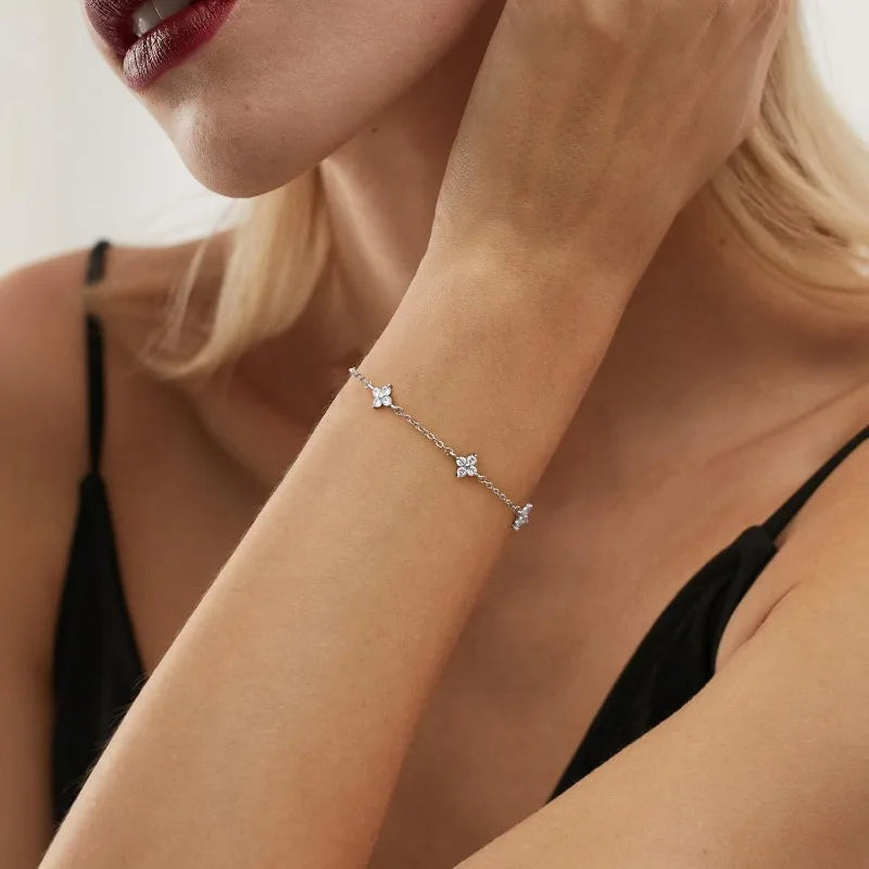 Armband Linn (fyrklöver-armband i guldfärg med zirkoner)