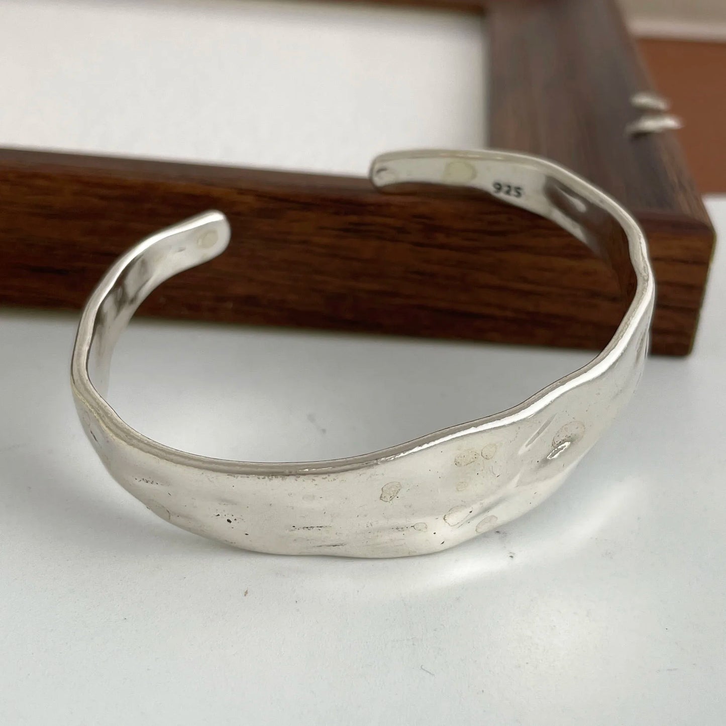Armband Alma (brett armband i lagerdesign med stjärnor & hänge)