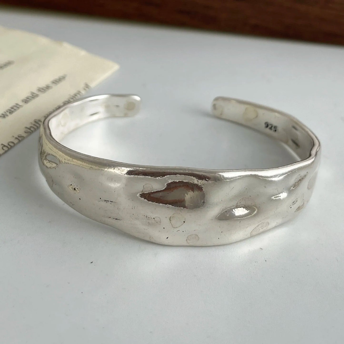 Armband Alma (brett armband i lagerdesign med stjärnor & hänge)