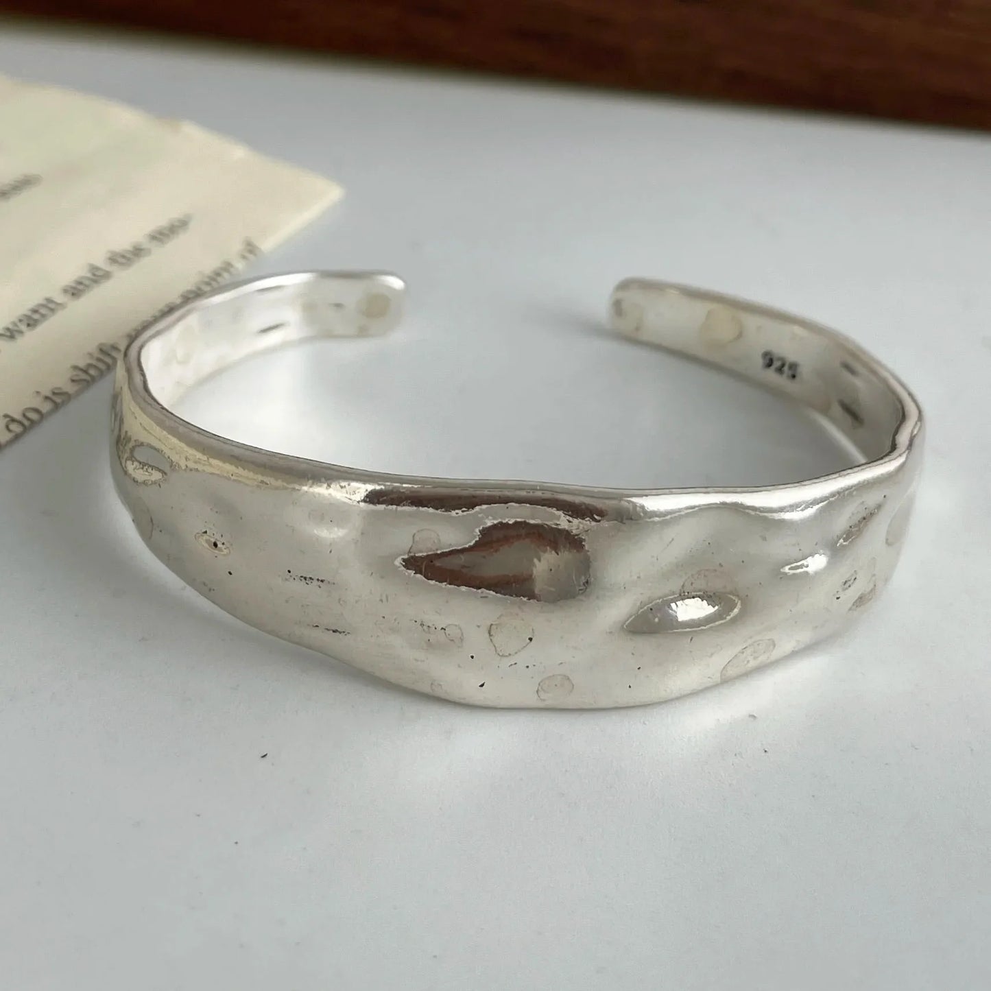 Armband Alma (brett armband i lagerdesign med stjärnor & hänge)