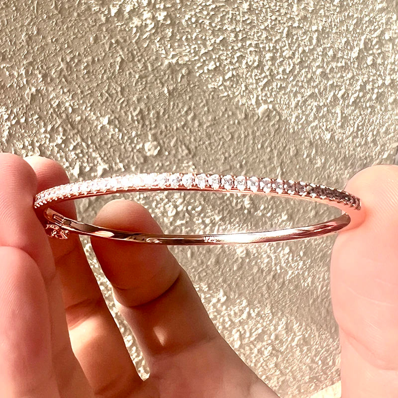 Armband Maja (bangle i roséfärg med nitar – stilren design)