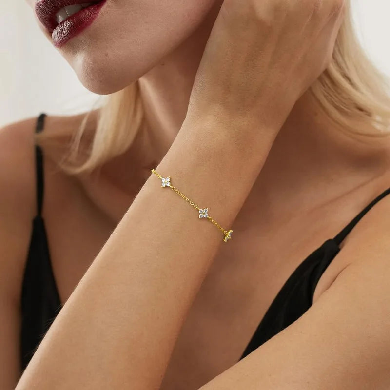 Armband Linn (fyrklöver-armband i guldfärg med zirkoner)
