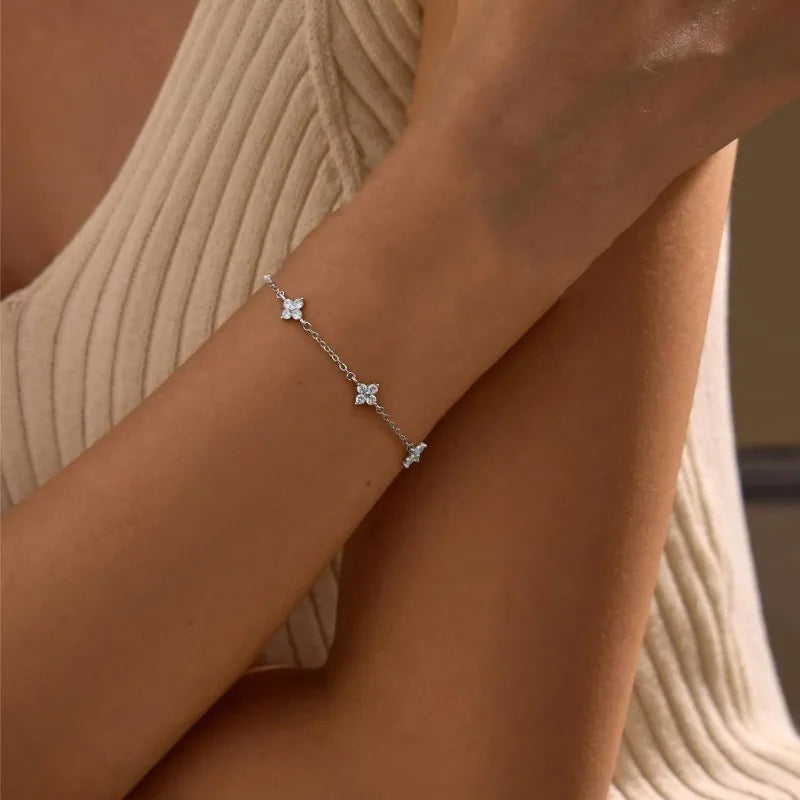 Armband Linn (fyrklöver-armband i guldfärg med zirkoner)