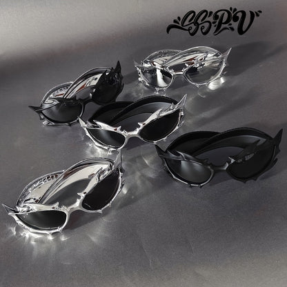 Flame Horns glasögon – streetwear med svarta bågar & metallspikar