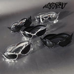 Flame Horns-briller – streetwear med svarte innfatninger og metallpigger