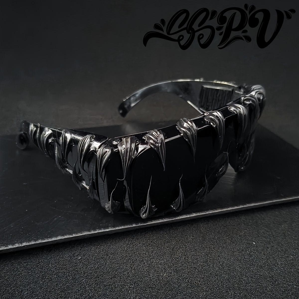 Unika solglasögon – hajtandsdesign & handgjorda detaljer