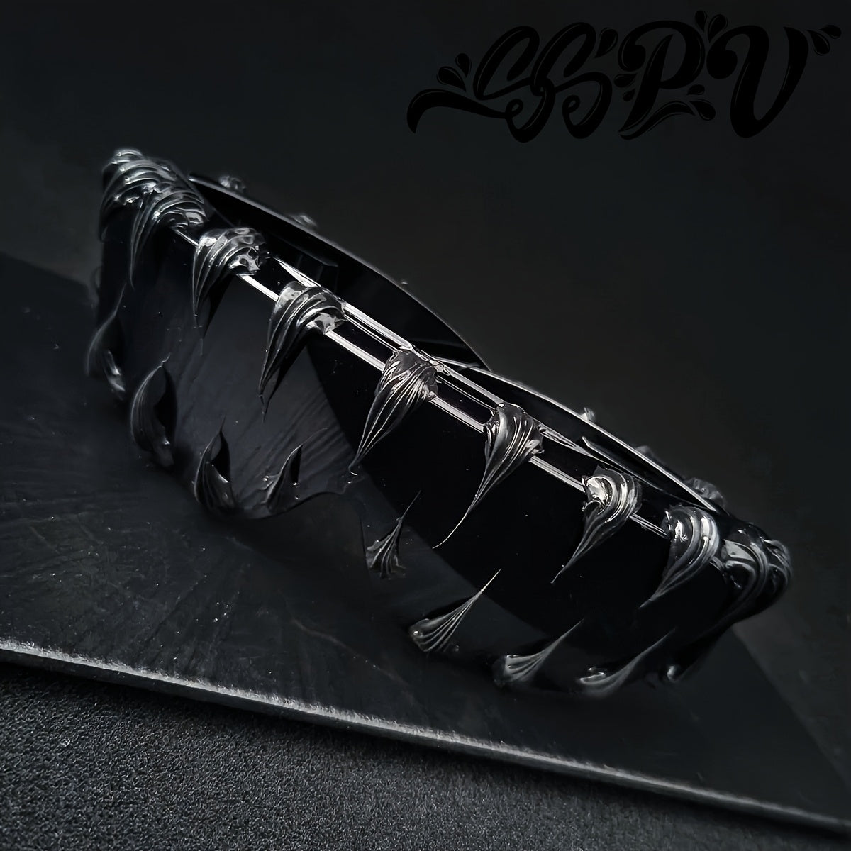 Unika solglasögon – hajtandsdesign & handgjorda detaljer