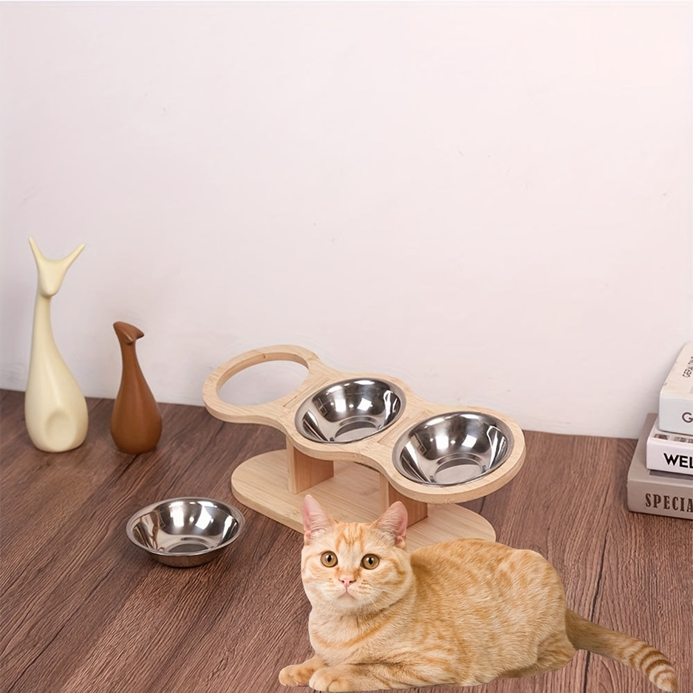 Kohotettu ruostumattomasta teräksestä valmistettu kissanruokakuppi kaltevalla pinnalla