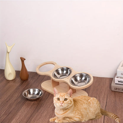 Kohotettu ruostumattomasta teräksestä valmistettu kissanruokakuppi kaltevalla pinnalla