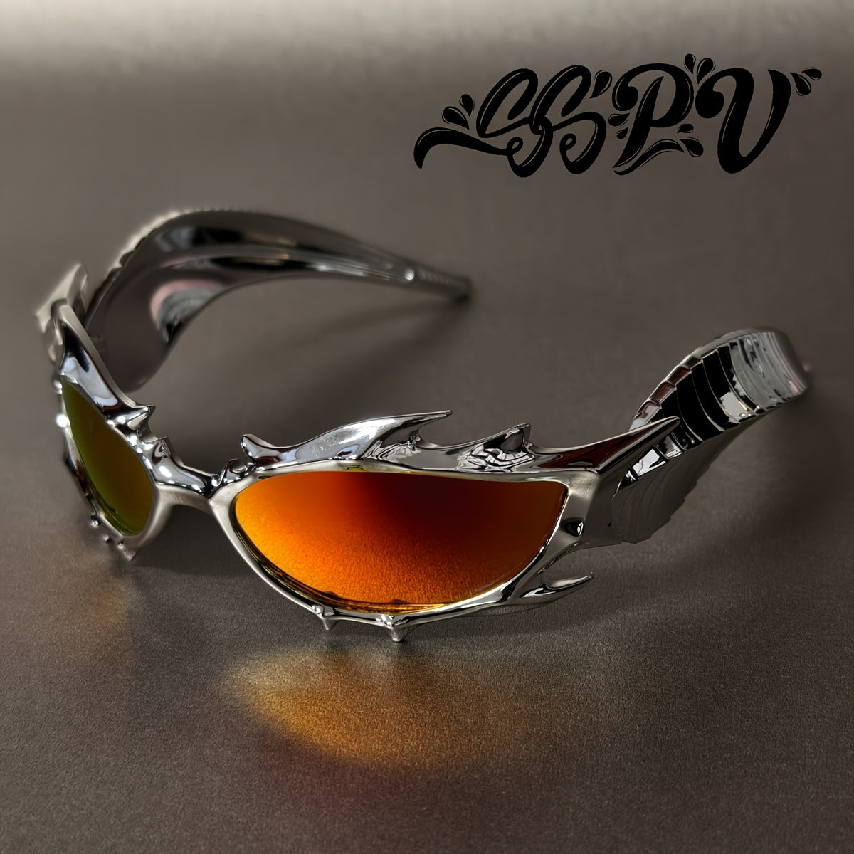 Flame Horns-briller – streetwear med svarte innfatninger og metallpigger