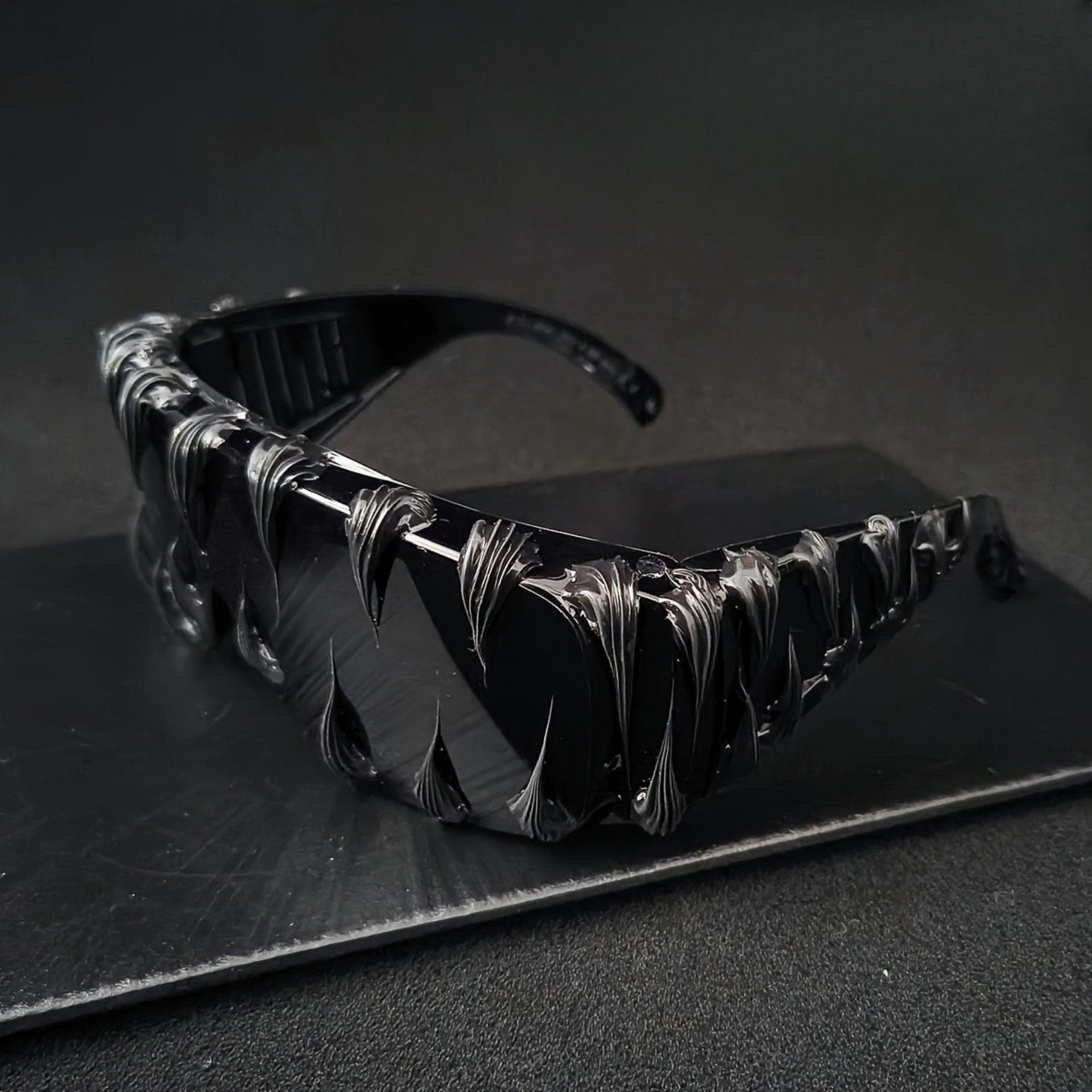 Unika solglasögon – hajtandsdesign & handgjorda detaljer