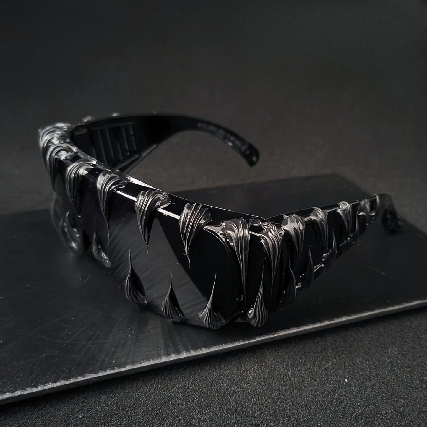 Unika solglasögon – hajtandsdesign & handgjorda detaljer