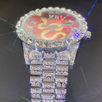 Klocka Johan (herrklocka i guldfärg med röd urtavla, strass & datum)