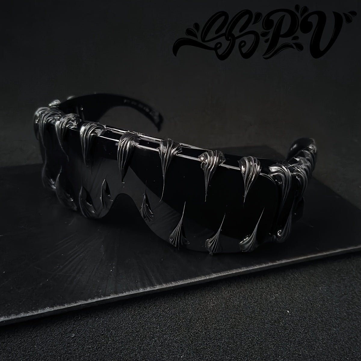 Unika solglasögon – hajtandsdesign & handgjorda detaljer