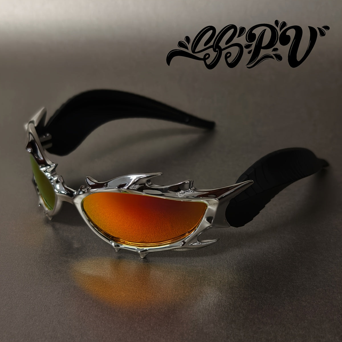 Flame Horns-briller – streetwear med svarte innfatninger og metallpigger