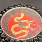 Klocka Johan (herrklocka i guldfärg med röd urtavla, strass & datum)