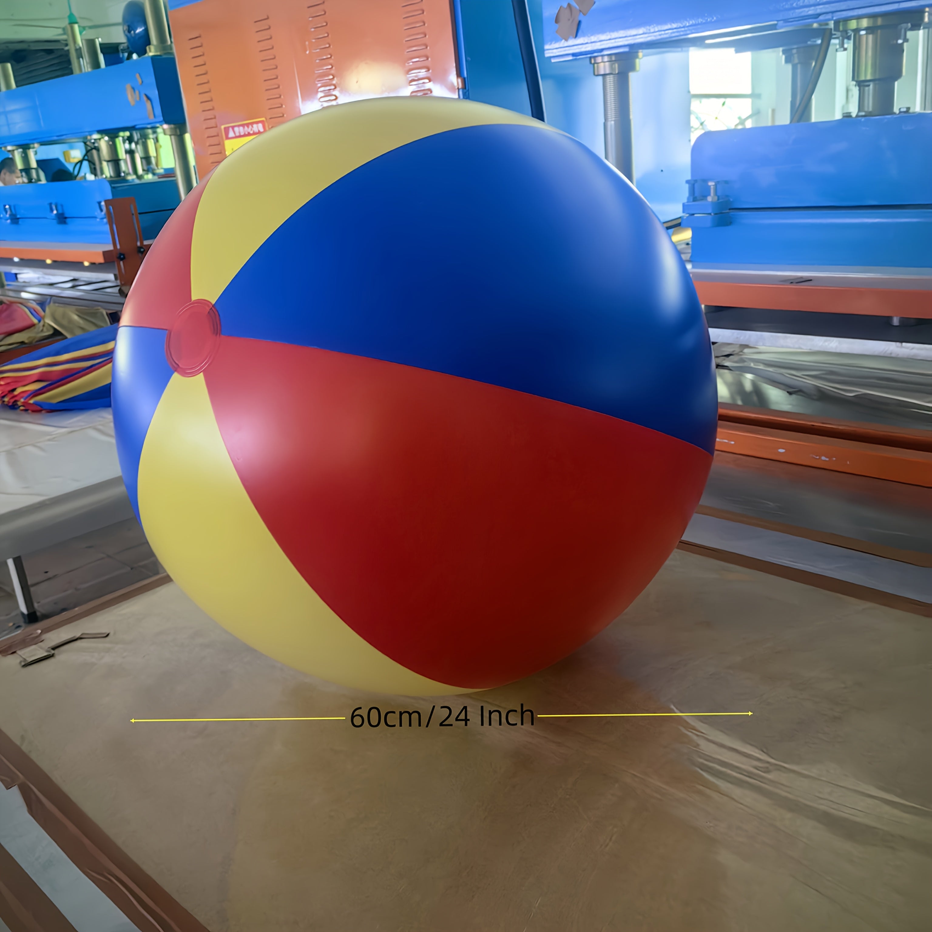 Kjempestor oppblåsbar ball – rød/gul/blå, strandspill