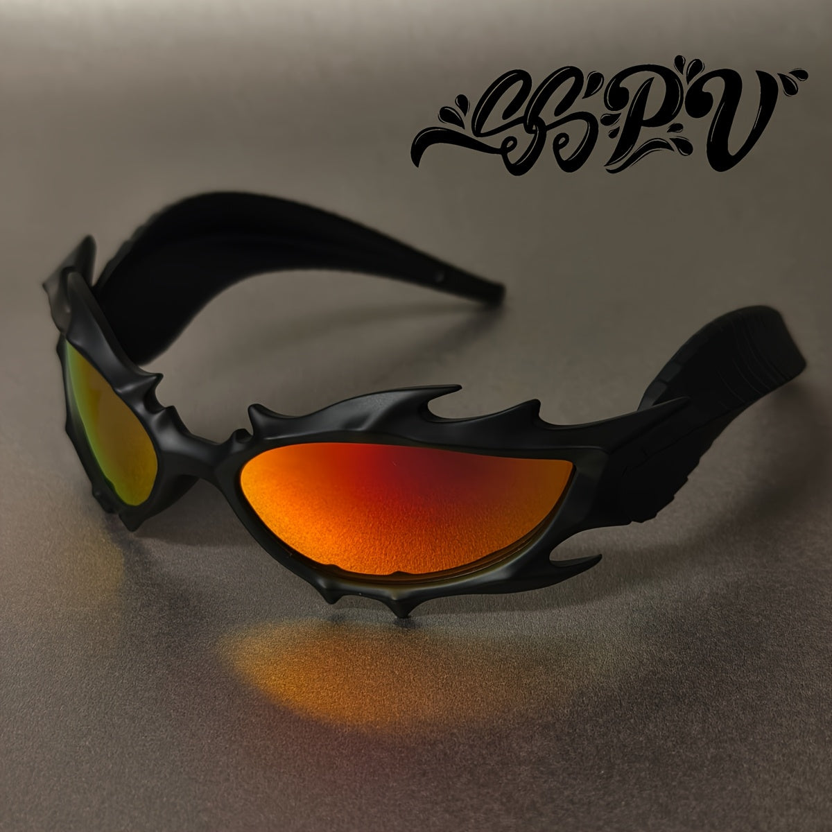 Flame Horns-briller – streetwear med svarte innfatninger og metallpigger