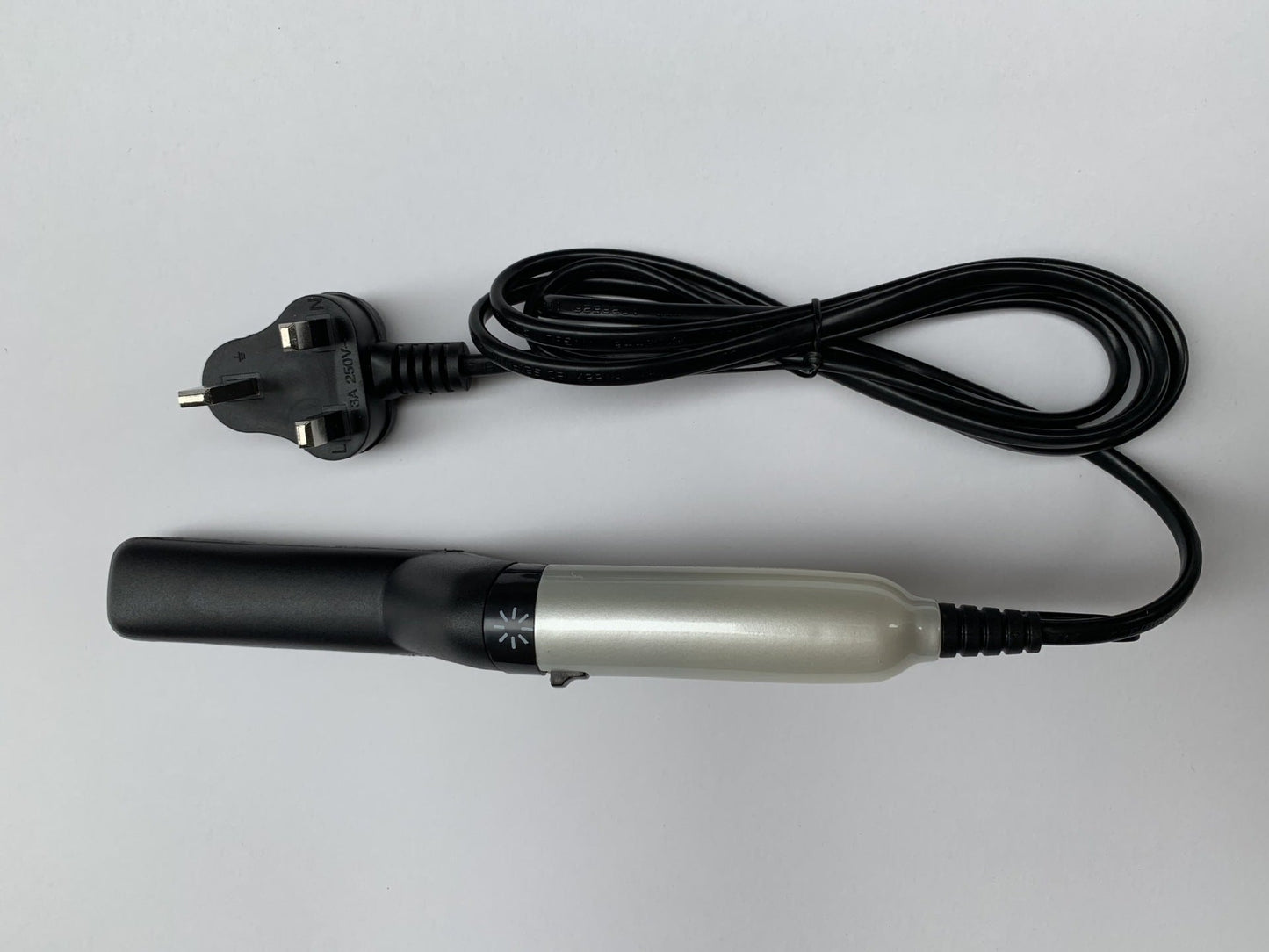 Skäggstylingkam™ – Elektrisk Multifunktionell Skäggkam för Herrar