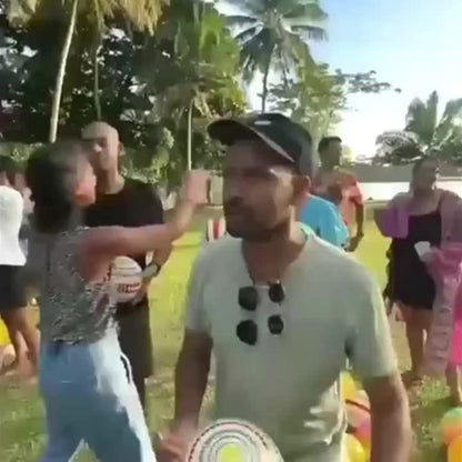 Granny Pants Utomhusspel – Stor Partylek med Bollar