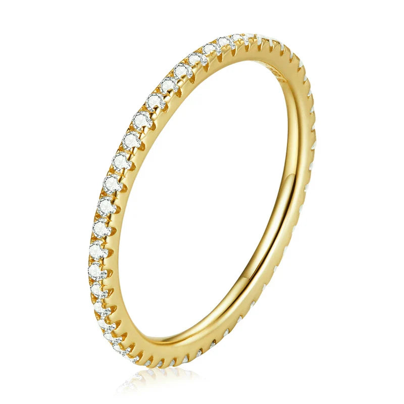 Ring Evelina (guldfärgad ring med gnistrande stenar – stapelbar)