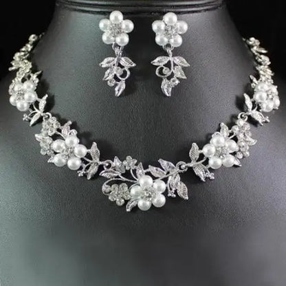 Smyckeset Ingrid (halsband & örhängen med pärlor och strass – bröllopsstil)