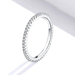 Ring Evelina (guldfärgad ring med gnistrande stenar – stapelbar)