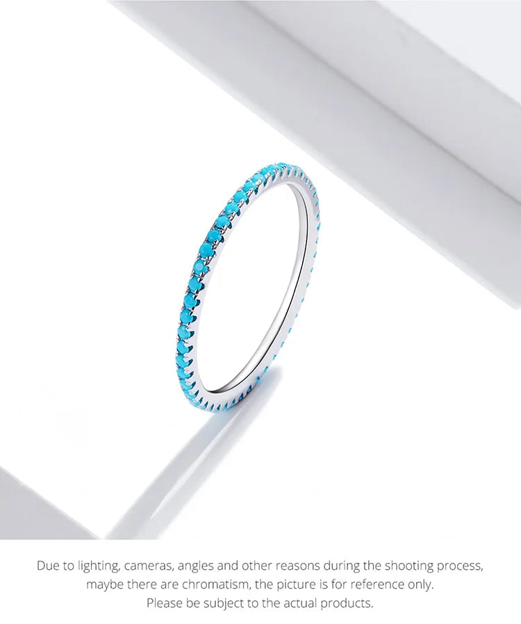 Ring Evelina (guldfärgad ring med gnistrande stenar – stapelbar)