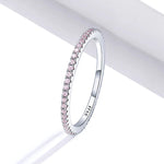 Ring Evelina (guldfärgad ring med gnistrande stenar – stapelbar)