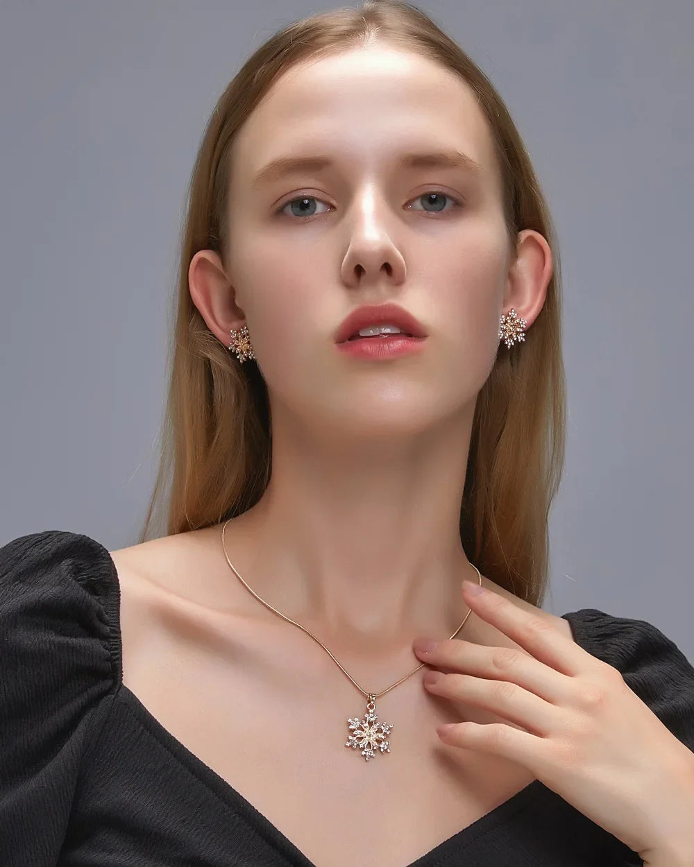 Smyckeset Freja (halsband & örhängen i snöblomsdesign – guldfärg)