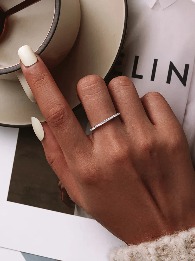 Ring Evelina (guldfärgad ring med gnistrande stenar – stapelbar)