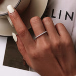 Ring Evelina (guldfärgad ring med gnistrande stenar – stapelbar)