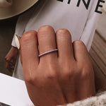 Ring Evelina (guldfärgad ring med gnistrande stenar – stapelbar)