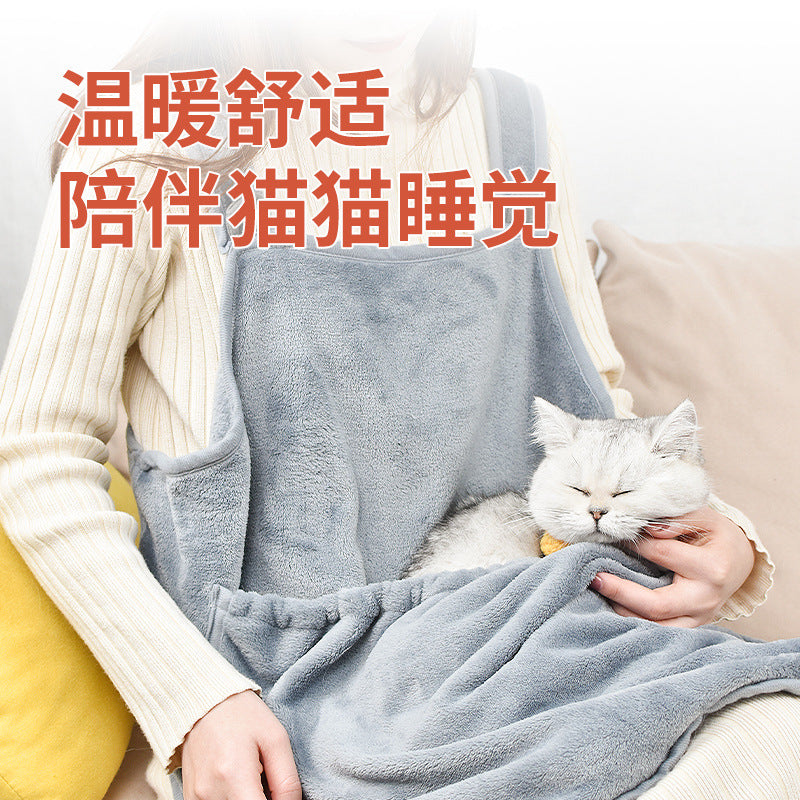 Kissanhalaus - Kissan esiliina taskuilla