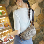 Retro Kvinnotaske™ – Mönstrad Crescent-formad Axelväska