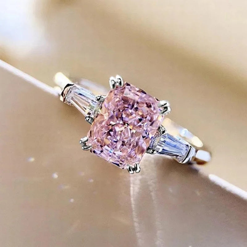 Ring Tilde (kvadratisk ring med rosa zirkon – romantisk design)