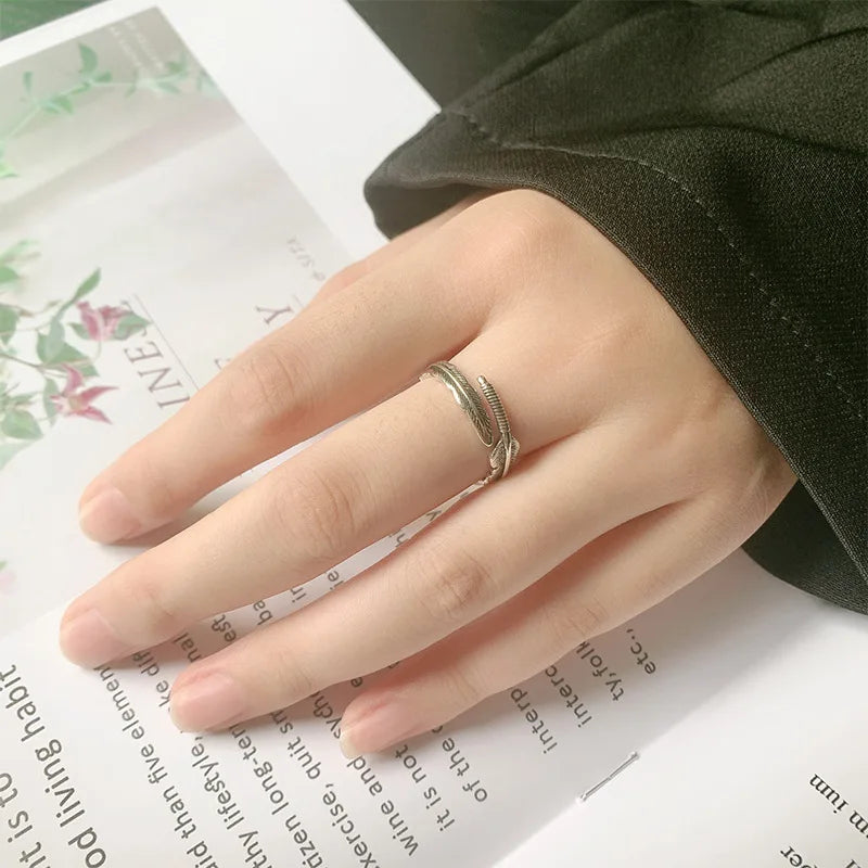 Ring Ronja (öppen ring med retro fjäderdesign)