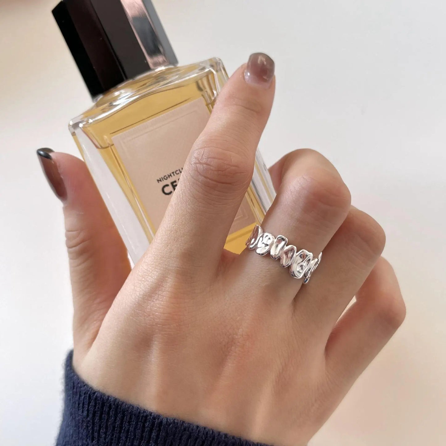 Ring Liv (öppen oregelbunden ring i silverfärg – justerbar design)