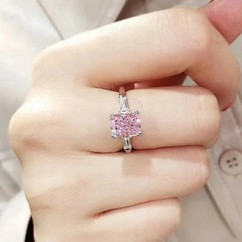 Ring Tilde (kvadratisk ring med rosa zirkon – romantisk design)