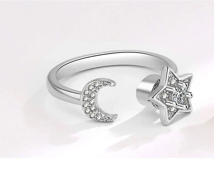 Stjärnring – snurrbar damring med mån- & stjärndetaljer