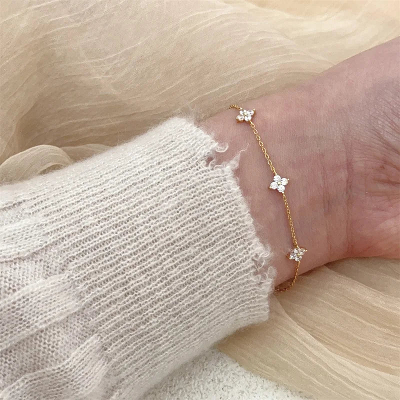 Armband Linn (fyrklöver-armband i guldfärg med zirkoner)