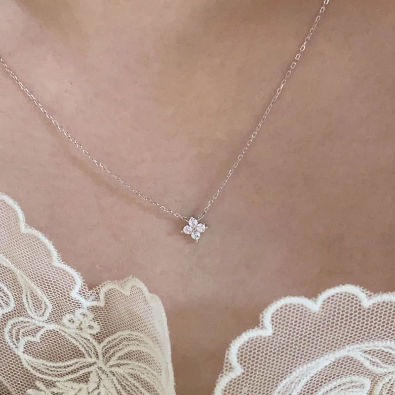 Halsband Klara (halsband med fyrklöver och gnistrande sten)