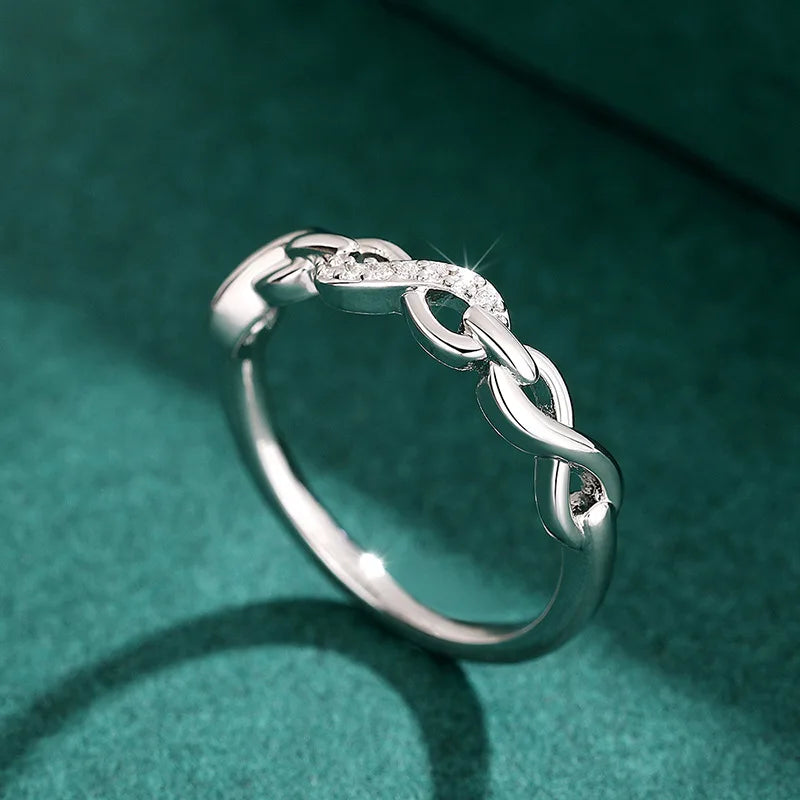 Ring Ella (infinityring med gnistrande zirkoner – evighetsdesign)