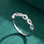 Ring Ella (infinityring med gnistrande zirkoner – evighetsdesign)